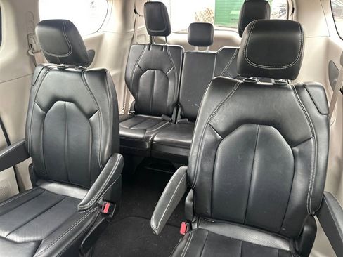 Used 2023 Chrysler Pacifica Touring-L image 19