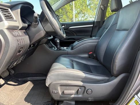 Used 2019 Toyota Highlander XLE AWD/4WD image 14
