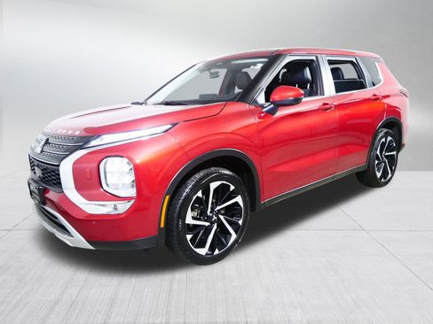 Used 2023 Mitsubishi Outlander SE image 3