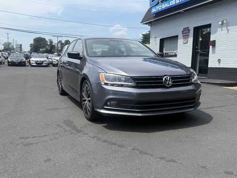 Used 2015 Volkswagen Jetta Sport FWD image 1