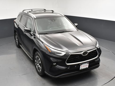 Used 2023 Toyota Highlander XLE AWD/4WD image 20