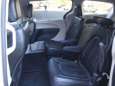 Used 2024 Chrysler Pacifica Touring-L FWD image 12