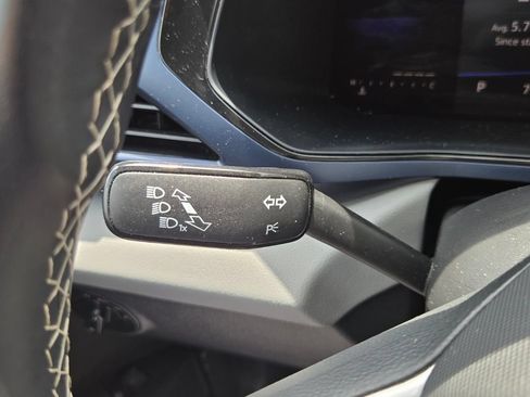 Used 2022 Volkswagen Taos SE FWD image 25