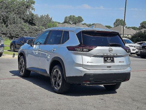 Used 2024 Nissan Rogue SV AWD/4WD image 3
