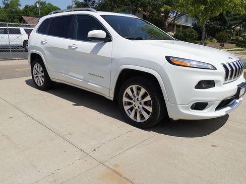 Used 2018 Jeep Cherokee Overland AWD/4WD image 2
