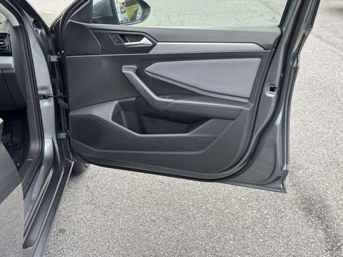 Used 2025 Volkswagen Jetta SE FWD image 10