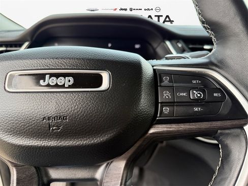 Used 2022 Jeep Grand Cherokee Limited image 25