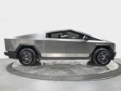 Used 2025 Tesla Cybertruck AWD Crew Cab image 8