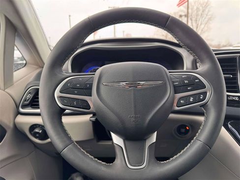 Used 2024 Chrysler Pacifica Touring-L image 15