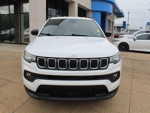 Used 2024 Jeep Compass Latitude AWD/4WD image 2