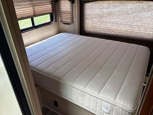 Used 2014 Ford E-450 and Econoline 450 Super Duty w/ Motorhome Prep Package RWD image 23