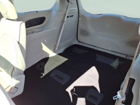 Used 2017 Chrysler Pacifica Limited image 15