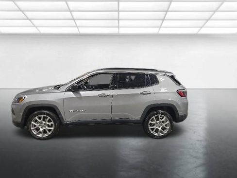 Used 2022 Jeep Compass Latitude AWD/4WD image 7