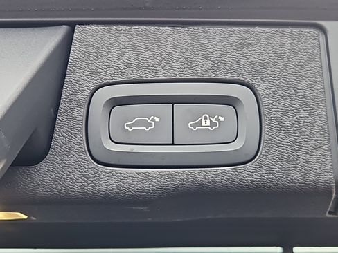 Used 2025 Volvo XC60 B5 Ultra image 17