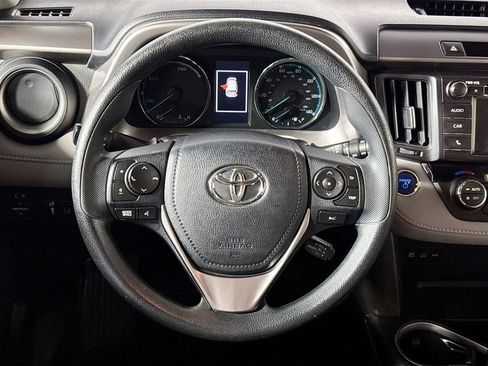 Used 2018 Toyota RAV4 LE AWD/4WD image 13