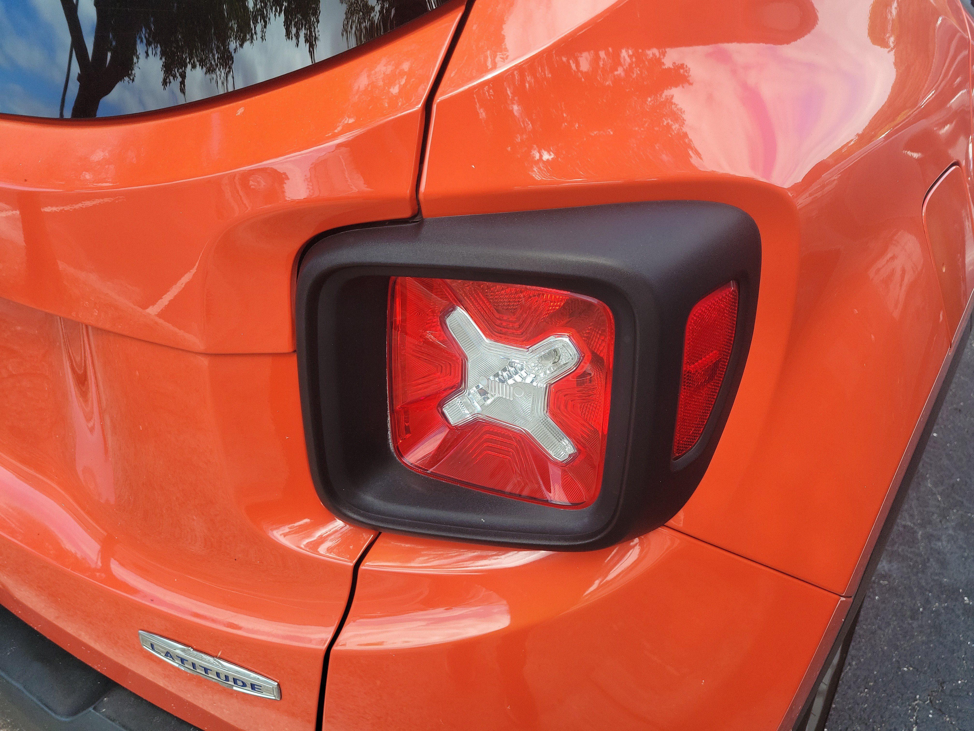 Used 2016 Jeep Renegade Latitude w/ Cold Weather Group AWD/4WD image 9