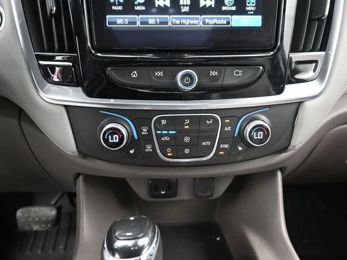 Used 2019 Chevrolet Traverse LT w/ LT Premium Package AWD/4WD image 17