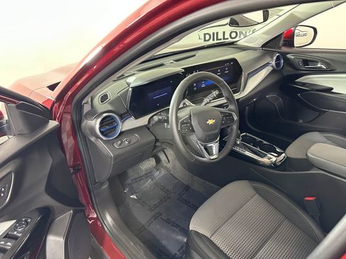 Used 2025 Chevrolet Trax LT w/ LT Convenience Package image 17