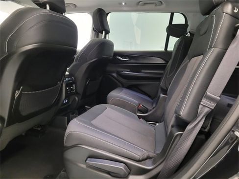 Used 2023 Jeep Grand Cherokee L Laredo image 12