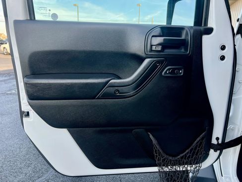 Used 2017 Jeep Wrangler Unlimited Sahara image 27