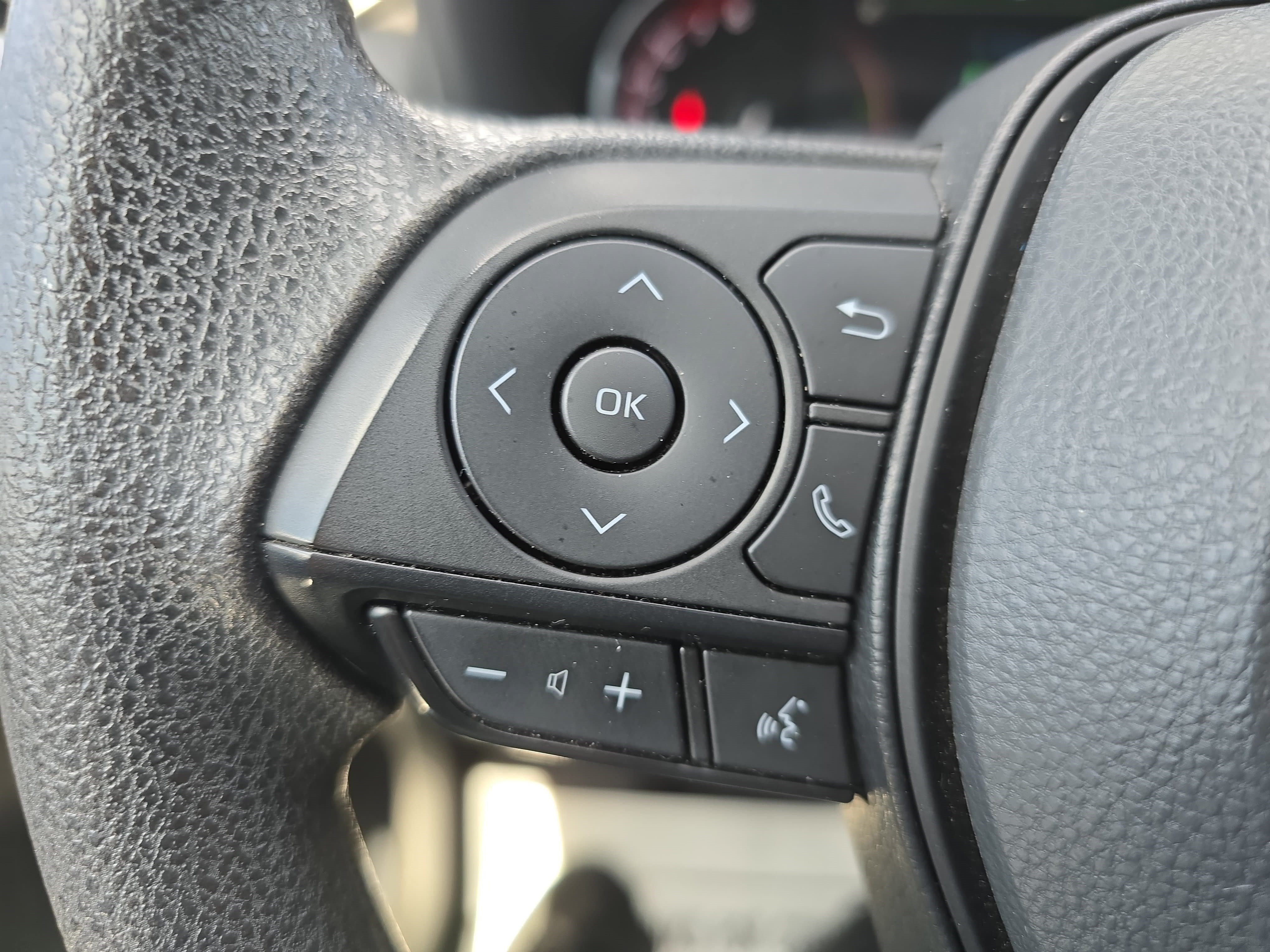 Used 2025 Toyota RAV4 XLE FWD image 16