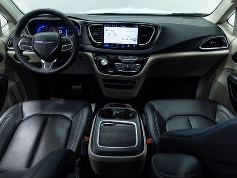 Used 2024 Chrysler Pacifica Touring-L image 20