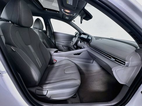 Used 2025 Hyundai Elantra SEL FWD image 30