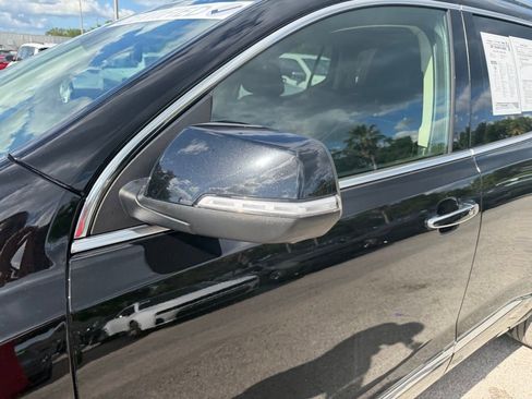 Used 2022 GMC Acadia Denali w/ Denali Ultimate Package FWD image 10