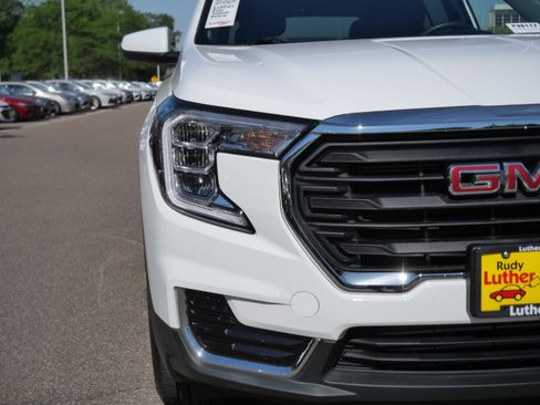 Used 2024 GMC Terrain SLE AWD/4WD image 16