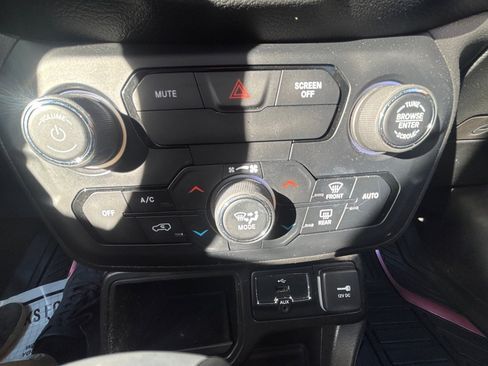 Used 2020 Jeep Renegade Latitude image 17