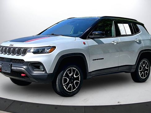 Used 2024 Jeep Compass Trailhawk AWD/4WD image 4