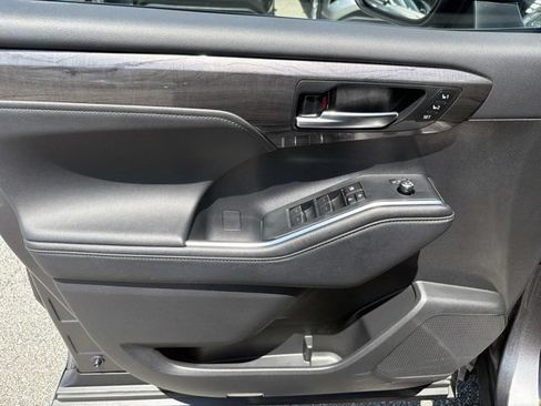 Certified 2024 Toyota Highlander Platinum FWD image 7