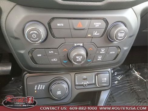 Used 2023 Jeep Renegade Latitude AWD/4WD image 36