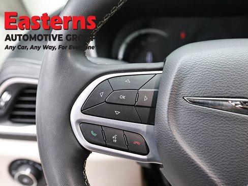 Used 2024 Chrysler Pacifica Limited FWD image 15