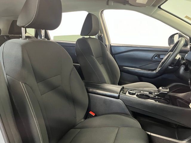 Used 2024 Nissan Rogue S AWD/4WD image 10