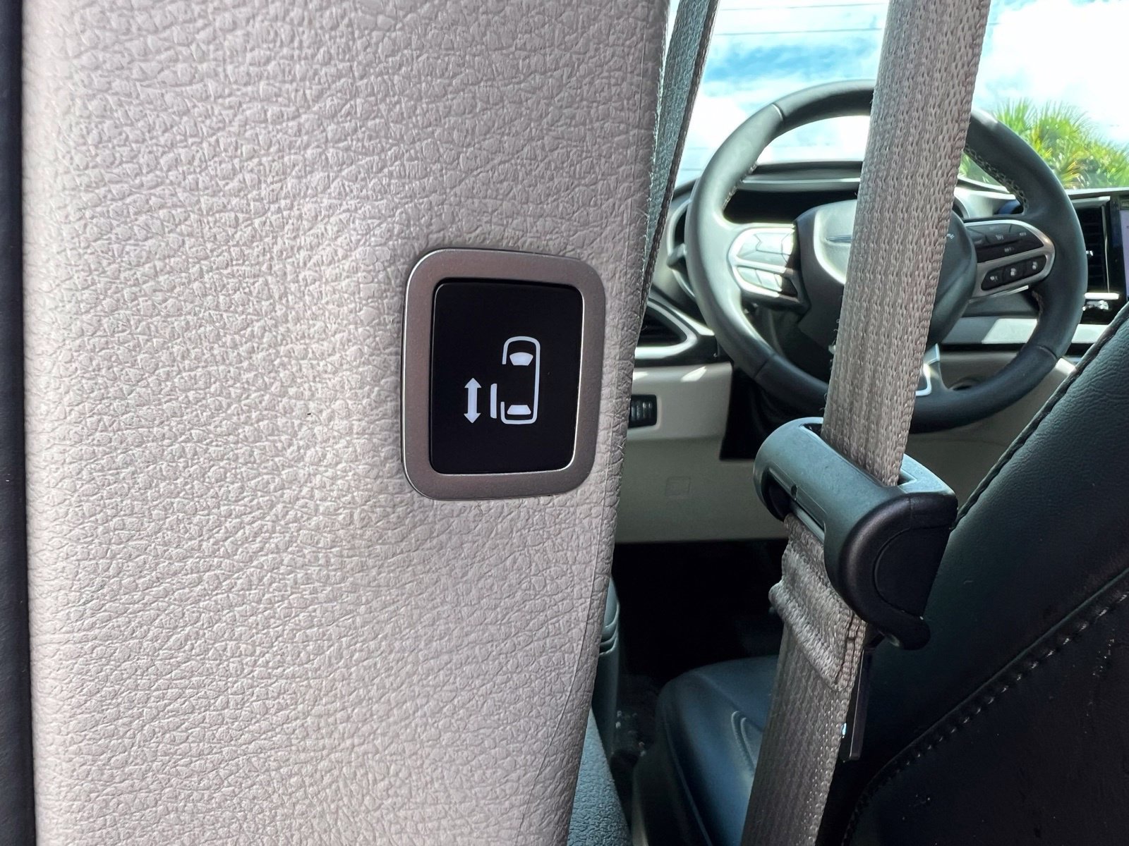 Used 2024 Chrysler Pacifica Touring-L FWD image 44