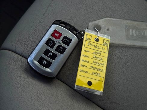 Used 2014 Toyota Sienna XLE image 36