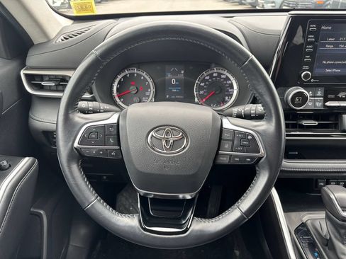 Used 2021 Toyota Highlander LE AWD/4WD image 6