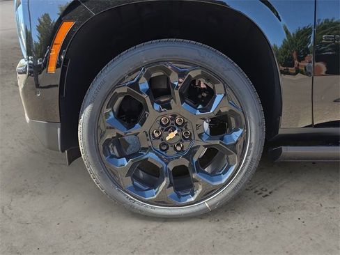 New 2025 Chevrolet Suburban High Country image 14