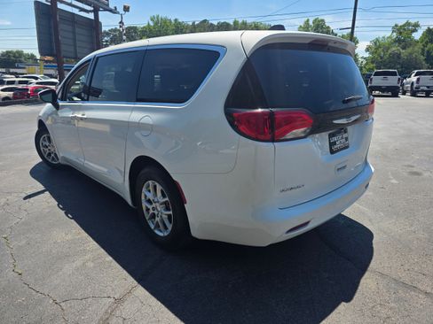 Used 2022 Chrysler Voyager LX FWD image 7