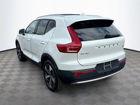 Used 2024 Volvo XC40 B5 Plus image 8
