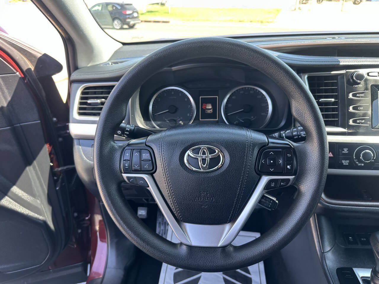Used 2019 Toyota Highlander LE FWD image 21