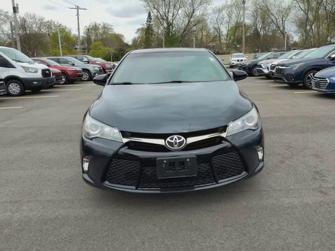 Used 2015 Toyota Camry SE w/ Moonroof Package FWD image 3