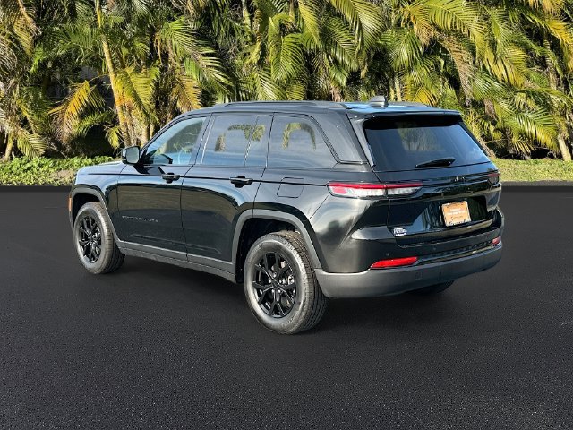 Used 2025 Jeep Grand Cherokee Altitude RWD image 8