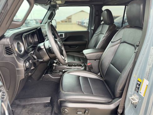 Used 2025 Jeep Gladiator Sport image 9