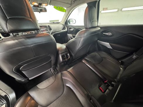 Used 2018 Jeep Cherokee Trailhawk w/ Cold Weather Group AWD/4WD image 22