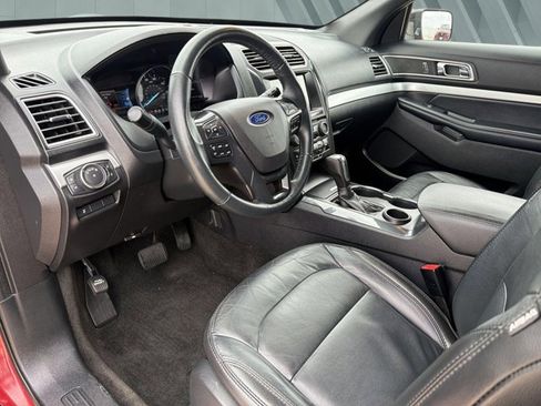 Used 2017 Ford Explorer XLT w/ Equipment Group 202A FWD image 11