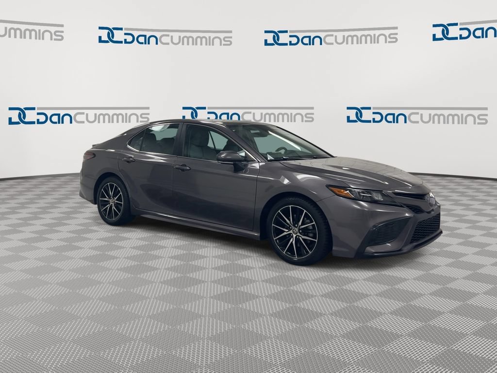 Used 2022 Toyota Camry SE FWD image 2