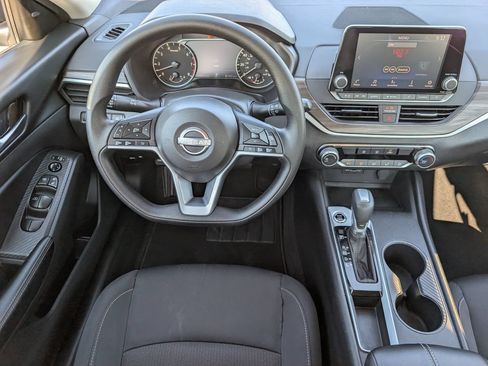 Used 2025 Nissan Altima 2.5 SV FWD image 10
