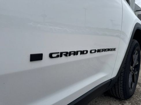 Used 2025 Jeep Grand Cherokee Altitude AWD/4WD image 9